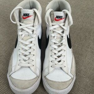 White Nikes size 7 gently used